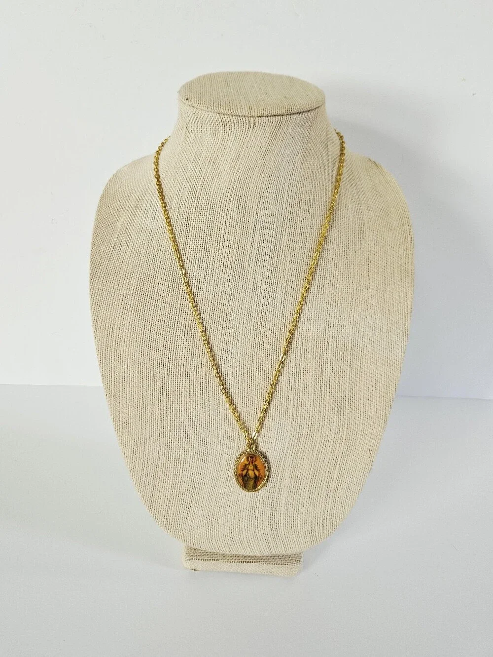 Vintage Virgin Mary Gold Tone Religious Prayer Medal Pendant Chain Necklace